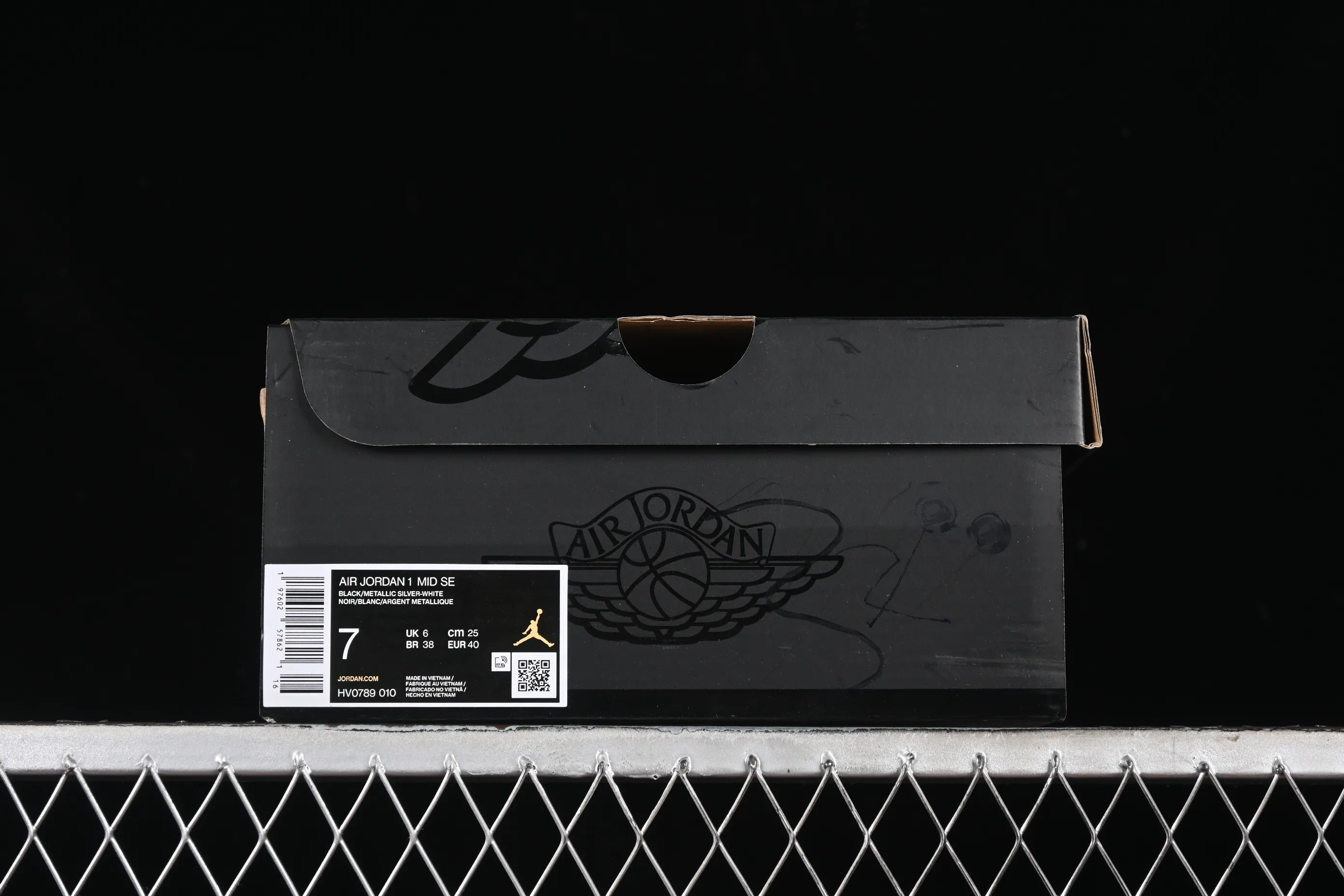 All categories Air Jordan Jordan series basketball shoes Air Jordan 1 Mid Air Jordan 1 Mid AJ1 Joe 1 white, black and silver color Zhongbang basketball shoes HV0789-010